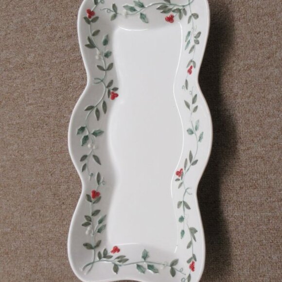 Pfaltzgraff China WINTERBERRY WINTER BERRY 14 1/2 Inch Appetizer or Bread Tray - Picture 1 of 5